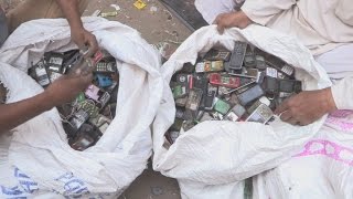 Inde  le défi du recyclage des déchets électroniques [upl. by Hakan123]