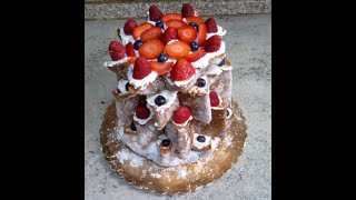 Pandoro a stella farcito con crema chantilly e frutti di bosco [upl. by Oinotnaocram]